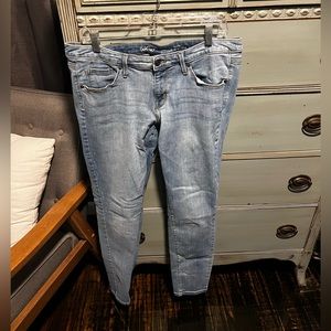 Women’s Mossimo. Low rise skinny jeans. Light wash. Size 14.